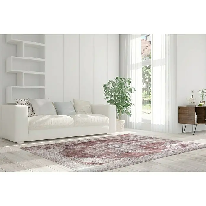 Kayoom Kurzflorteppich Vintage - Rot/Beige, 200 x 140 cm, 100 % Polyacryl - Ein stilvoller Wohnraum mit einem eleganten, orientalisch anmutenden Teppich in warmen Farbtönen, der dem Raum eine gemütliche Atmosphäre verleiht.