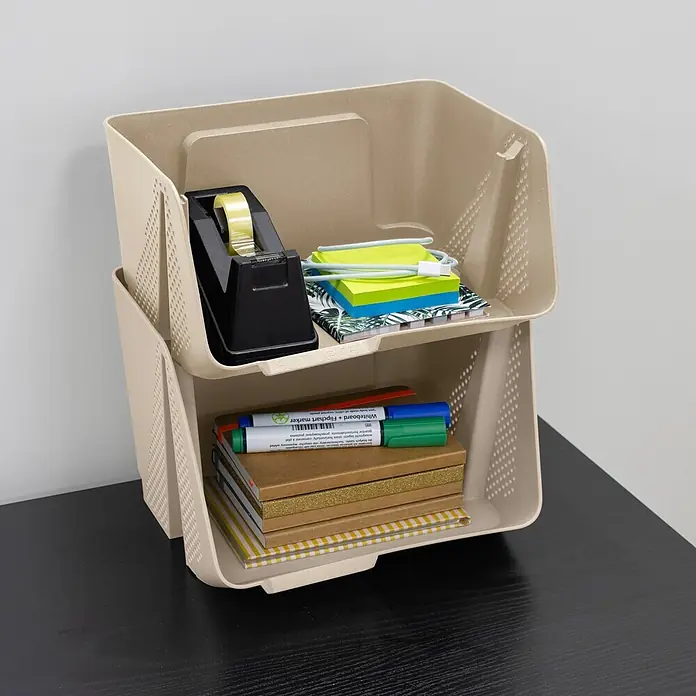Sunware Sigma home Schreibtisch-Organizer Stackable - L x B x H: 20 x 25 x 17,5 cm, Beige, Kunststoff - Zwei gestapelte beigefarbene, perforierte Kunststoff-Aufbewahrungskörbe organisieren Büromaterial auf einem Schreibtisch.