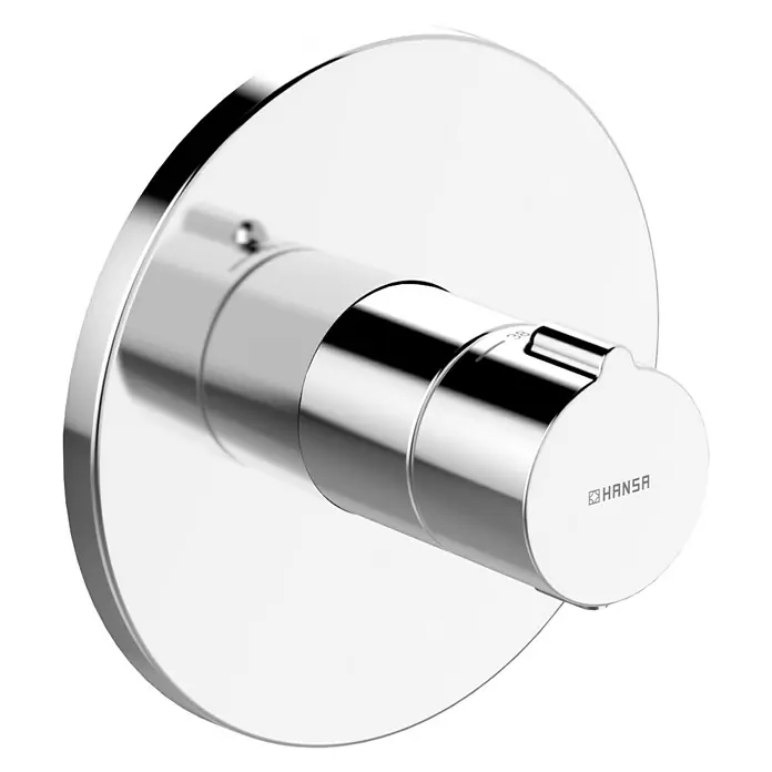 Hansa UP-Brausethermostat Home - Rund, Chrom, Glänzend - Nahaufnahme eines HANSA-Thermostats mit glänzender Chromoberfläche vor einem schwarzen Hintergrund.