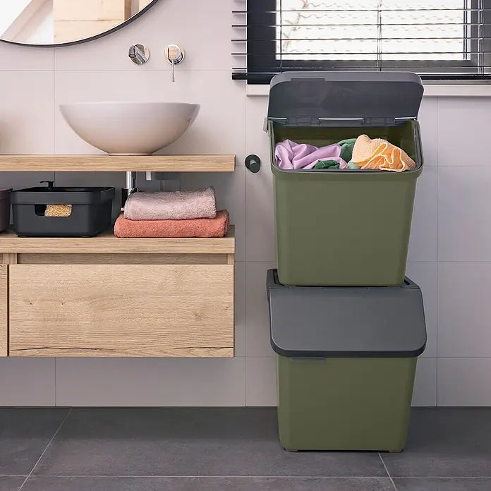 Sunware Sigma home Mülltrennsystem - 60 l, L x B x H: 49,3 x 38,8 x 44,8 cm, Dunkelgrün, Kunststoff - Zwei gestapelte olivgrüne und dunkelgraue Wäschekörbe im modernen Bad, oberer Korb offen mit Wäsche.