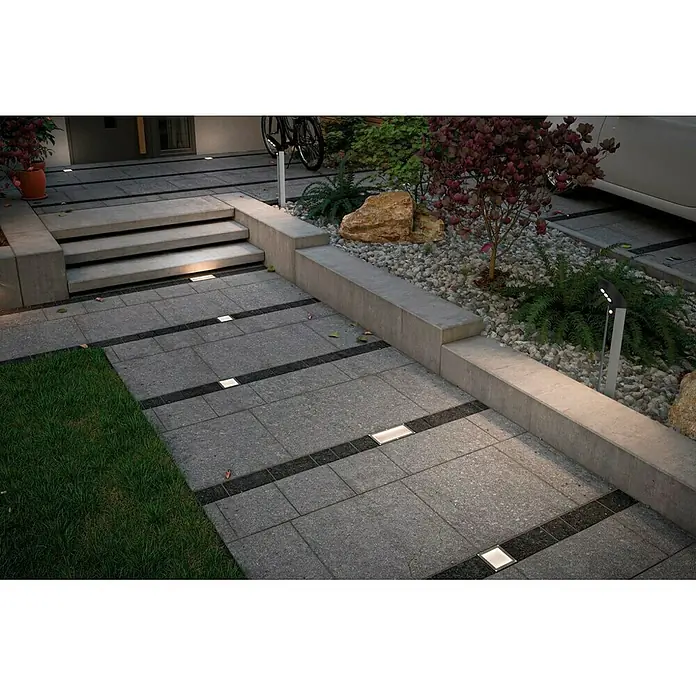 Paulmann Soley Baliza exterior LED - Blanco cálido, IP44, Antracita - Imagen de una zona exterior con adoquines, luces empotradas e iluminación de jardín para un ambiente acogedor.