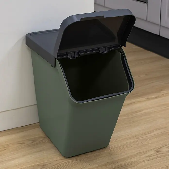 Sunware Sigma home Mülltrennsystem - 40 l, L x B x H: 49,3 x 27 x 44,8 cm, Dunkelgrün, Kunststoff - Dunkelgrüner Aufbewahrungsbehälter mit dunkelgrauem offenem Deckel, auf einem Holzboden an einer Wand stehend.