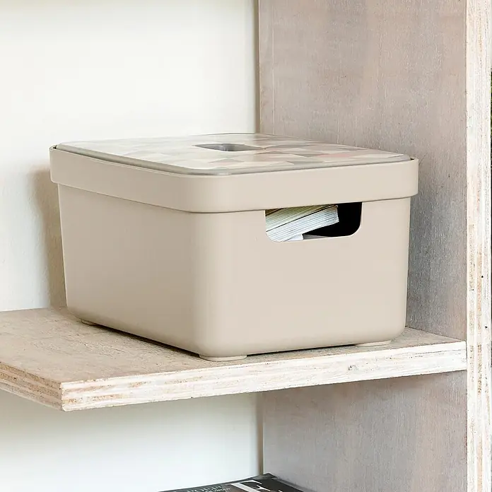 Sunware Sigma home Aufbewahrungsbox - L x B x H: 25,2 x 17,5 x 12,2 cm, Kunststoff, Beige - Hellbeige Aufbewahrungsbox mit gemustertem Deckel und Griffausschnitt, Papiere enthaltend, auf einem Holzregal.