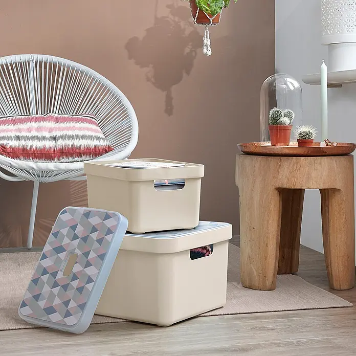 Sunware Sigma home Aufbewahrungsbox - L x B x H: 44,5 x 34,5 x 24,3 cm, Kunststoff, Beige - Gestapelte beigefarbene Aufbewahrungsboxen, eine mit gemustertem Deckel.