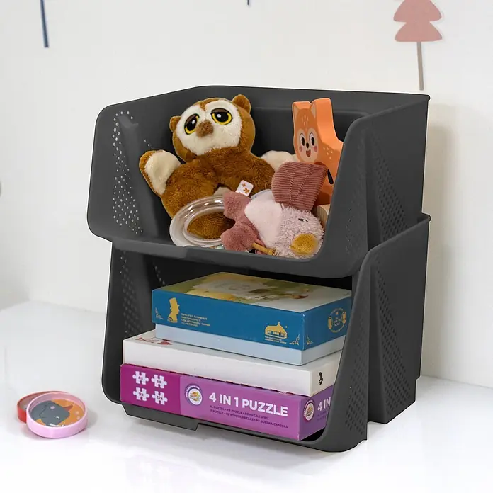 Sunware Sigma home Schreibtisch-Organizer Stackable - L x B x H: 20 x 25 x 13 cm, Anthrazit, Kunststoff - Zweistöckiger grauer Kunststoff-Organizer gefüllt mit Kinderspielzeug und Büchern.