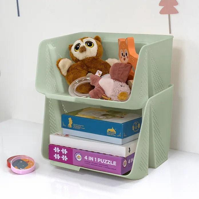 Sunware Sigma home Schreibtisch-Organizer Stackable - L x B x H: 20 x 25 x 13 cm, Grün, Kunststoff - Hellgrüner zweistöckiger Kunststoff-Organizer gefüllt mit Kinderspielzeug und Büchern.