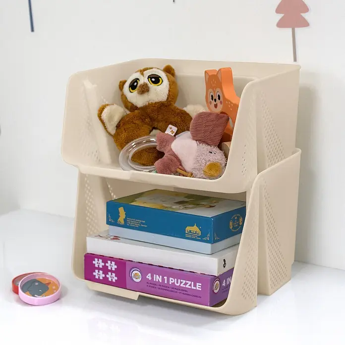 Sunware Sigma home Schreibtisch-Organizer Stackable - L x B x H: 20 x 25 x 17,5 cm, Beige, Kunststoff - Zweistöckiger beigefarbener Aufbewahrungskorb aus Kunststoff, gefüllt mit Spielzeug und Puzzles.