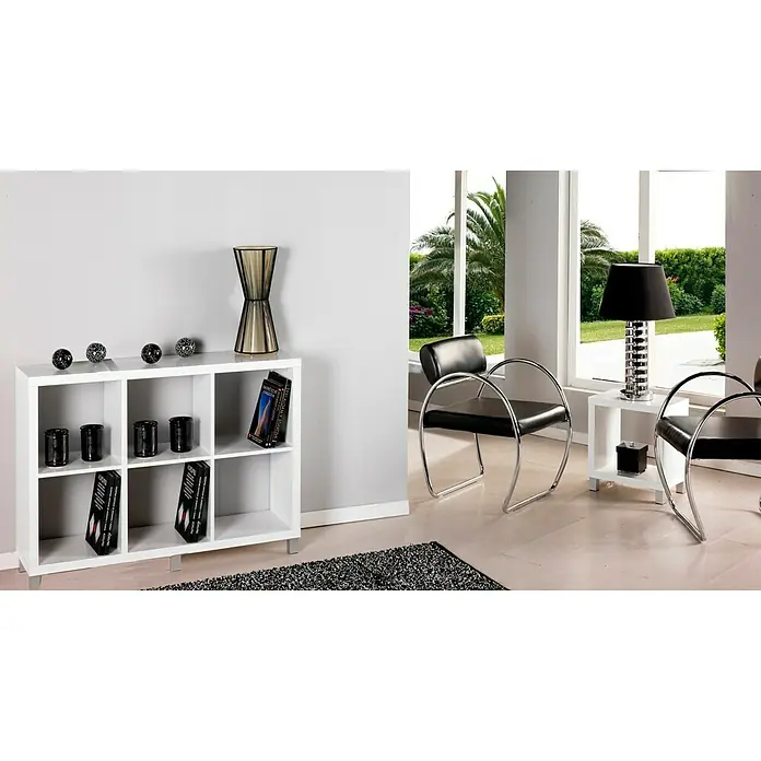 Estantería de madera Kubox - Al x An x Pr: 83 x 111 x 29 cm, Número de baldas: 6 ud., Blanco - Una sala de estar moderna con una librería blanca, sillas elegantes y una lámpara elegante.