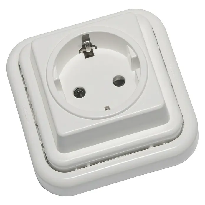 Fontini Kristal Enchufe TT - Blanco, Plástico, Montaje en superficie - Primer plano de un enchufe Schuko blanco, ideal para uso interior, sobre un fondo negro. Perfecto para un suministro de energía segura.