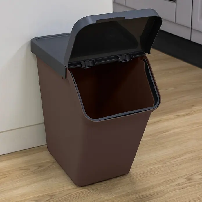 Sunware Sigma home Mülltrennsystem - 40 l, L x B x H: 49,3 x 27 x 44,8 cm, Schoko, Kunststoff - Brauner Kunststoff-Vorratsbehälter mit dunkelgrauem, offenem Deckel, auf hellem Holzboden neben einer weißen Wand.