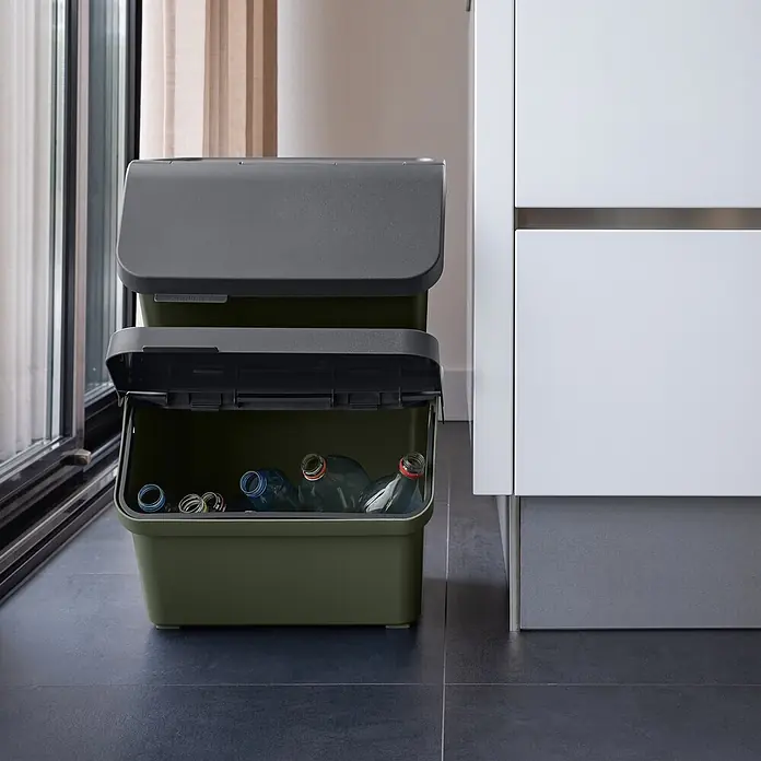 Sunware Sigma home Mülltrennsystem - 45 l, L x B x H: 49,3 x 38,8 x 29,8 cm, Dunkelgrün, Kunststoff - Zwei gestapelte olivgrüne Recyclingbehälter mit dunkelgrauen Deckeln. Der untere ist offen und enthält Plastikflaschen.