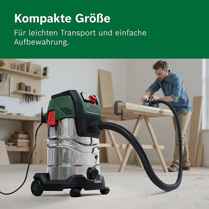 Bosch Elektro-Nass- & Trockensauger PAS30-240PRS - 1.400 W, Behältervolumen: 30 l - Grün-silberner Bosch Staubsauger in einer Werkstatt, an ein Elektrowerkzeug zur Staubabsaugung angeschlossen.