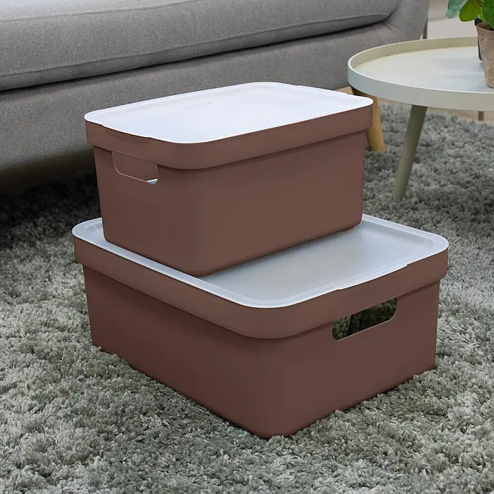 Sunware Sigma home Aufbewahrungsbox - L x B x H: 44,5 x 34,5 x 18,3 cm, Kunststoff, Schoko - Zwei braune Aufbewahrungsboxen mit weißen Deckeln, gestapelt auf einem grauen Teppich im Wohnzimmer.
