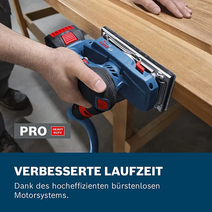 Bosch Professional AMPShare 18V Akku-Schwingschleifer - Anzahl Akkus: Ohne Akku, 10.000 U/min - 20.000 U/min, 18 V, Koffer - Blauer und schwarzer Bosch „PRO HEAVY DUTY“ Schleifer, von einer Hand auf Holztisch verwendet.