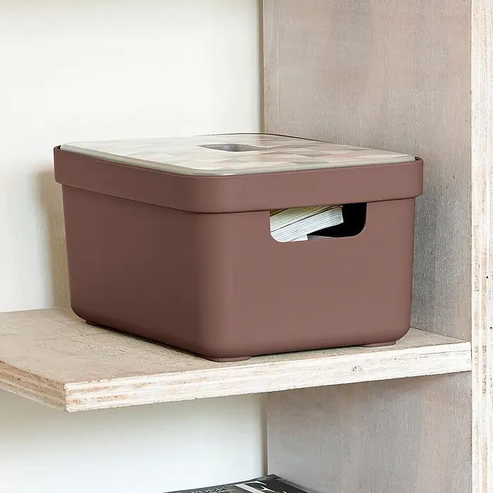 Sunware Sigma home Aufbewahrungsbox - L x B x H: 25,2 x 17,5 x 12,2 cm, Kunststoff, Schoko - Braune Kunststoff-Aufbewahrungsbox mit gemusterter Abdeckung auf Holzregal, enthält Papiere. Sie hat einen ausgeschnittenen Griff.