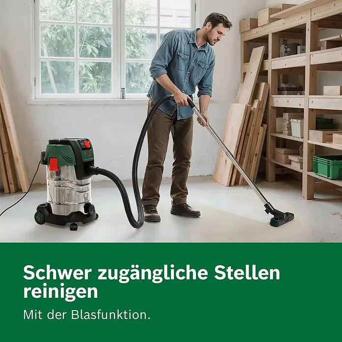 Bosch Elektro-Nass- & Trockensauger PAS30-240PRS - 1.400 W, Behältervolumen: 30 l - Mann nutzt einen silber-grünen Bosch Nass-Trockensauger mit Blasfunktion in einer Werkstatt.