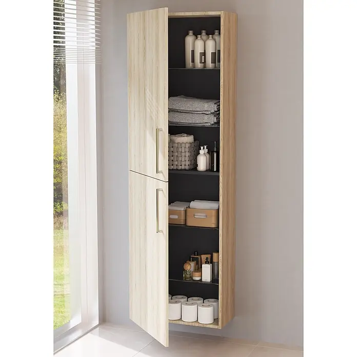 VitrA Hochschrank Root Flat - B x T x H: 57 x 27 x 180 cm, Eiche Natur - Hoher Badezimmerschrank aus hellem Holz mit dunklem Innenraum, gefüllt mit Toilettenartikeln, Handtüchern und Toilettenpapier. Zwei Türen stehen offen.