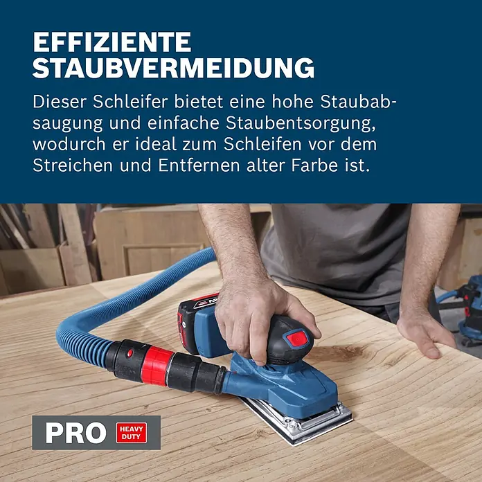 Bosch Professional AMPShare 18V Akku-Schwingschleifer - Anzahl Akkus: Ohne Akku, 10.000 U/min - 20.000 U/min, 18 V, Koffer - Blauer Akku-Schwingschleifer mit Staubabsaugschlauch schleift eine Holzoberfläche.