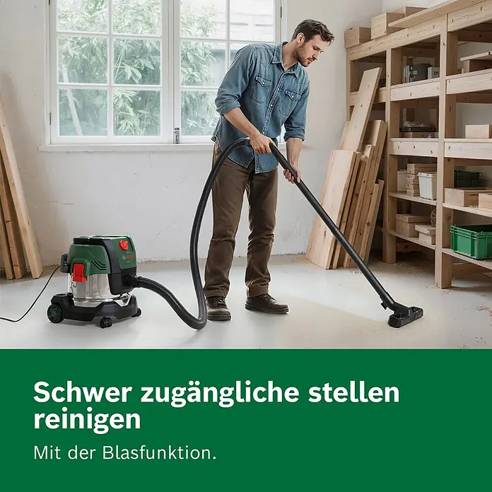 Bosch Elektro-Nass- & Trockensauger PAS 15-220 - 1.350 W, Behältervolumen: 15 l - Mann reinigt mit einem grün-silbernen Bosch Nass-Trockensauger Holzspäne von einem Werkstattboden.