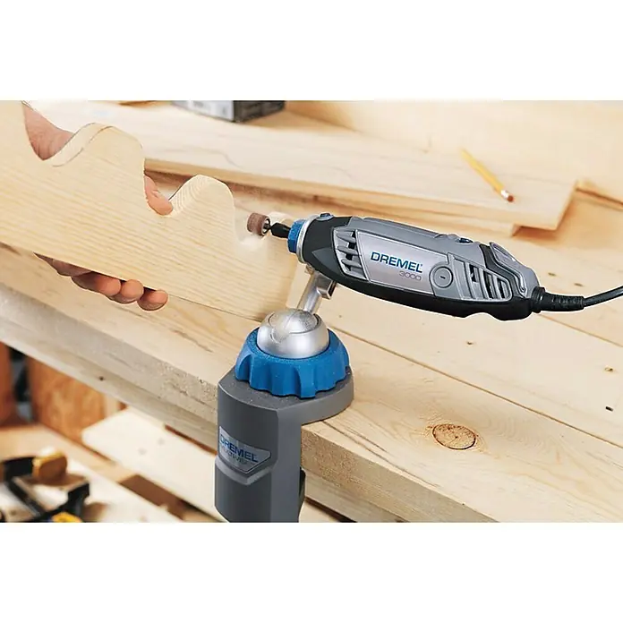 Dremel Multifunktionswerkzeug 3000-1/25 - 130 W - Das Dremel 3000 Multifunktionswerkzeug mit flexiblem Wellenaufsatz und Werkstück, ideal für detaillierte Schleifarbeiten.