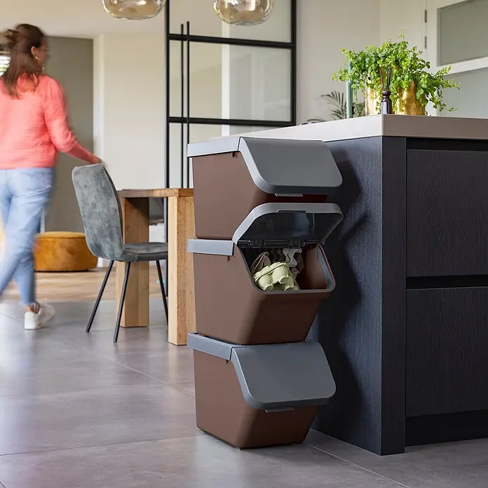 Sunware Sigma home Mülltrennsystem - 30 l, L x B x H: 49,3 x 27 x 29,8 cm, Schoko, Kunststoff - Stapelbare braune Recyclingbehälter mit grauen Deckeln in einer Küche, einer offen mit Inhalt. Zeigt Größe im Wohnumfeld.