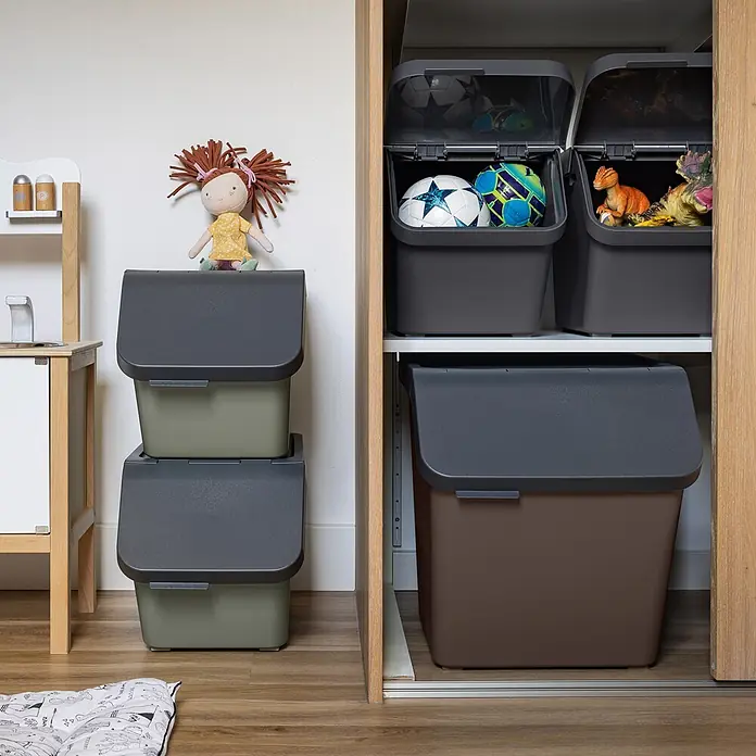Sunware Sigma home Klappdeckel - L x B x H: 57 x 40,3 x 5 cm, Sigma home Mülltrennsystem 45l & 60l - Stapelbare Aufbewahrungsboxen in Dunkelgrau, Olivgrün und Braun mit Klappdeckeln, gefüllt mit Spielzeug in einem Kinderzimmer.