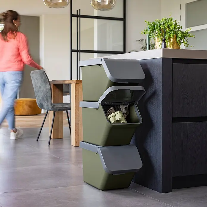 Sunware Sigma home Mülltrennsystem - 30 l, L x B x H: 49,3 x 27 x 29,8 cm, Dunkelgrün, Kunststoff - Drei stapelbare Recyclingbehälter in Olivgrün mit grauen Deckeln in einer Küche. Der mittlere Behälter ist offen, zeigt Papierabfälle.