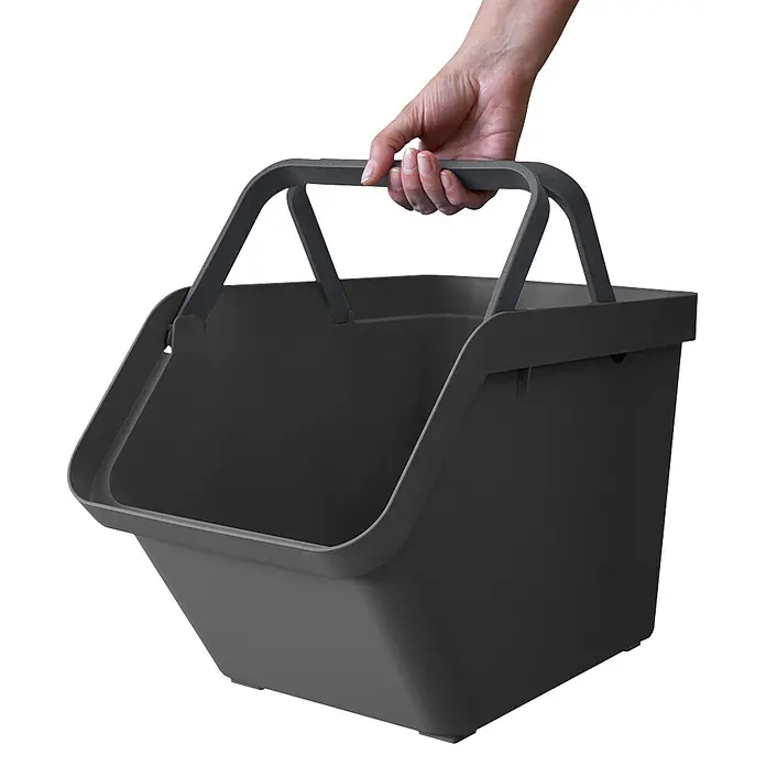 Sunware Sigma home Mülltrennsystem - 30 l, L x B x H: 49,3 x 27 x 29,8 cm, Anthrazit, Kunststoff - Dunkelgrauer Kunststoff-Stapelkorb mit Griffen, von einer Hand gehalten.