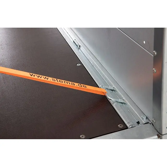 Stema Kippanhänger MU.T O2 13-25-15.1 - Nutzlast: 898 kg, Einachser, Kasteninnenmaß: 251 x 153 cm - Orange Zurrgurt, befestigt an verzinkten Zurrpunkten auf dunklem, rutschfesten Anhängerboden.