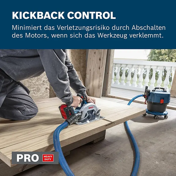 Bosch Professional AMPShare 18V Akku-Handkreissäge GKS 18V-68-2 SOLO - 19 V, Ohne Akku, Durchmesser Sägeblatt: 190 mm, 5.225 U/min - 5.775 U/min - Person sägt Holz mit einer Bosch Akku-Kreissäge, verbunden mit einem Staubsauger. Kickback Control minimiert Verletzungsrisiko.