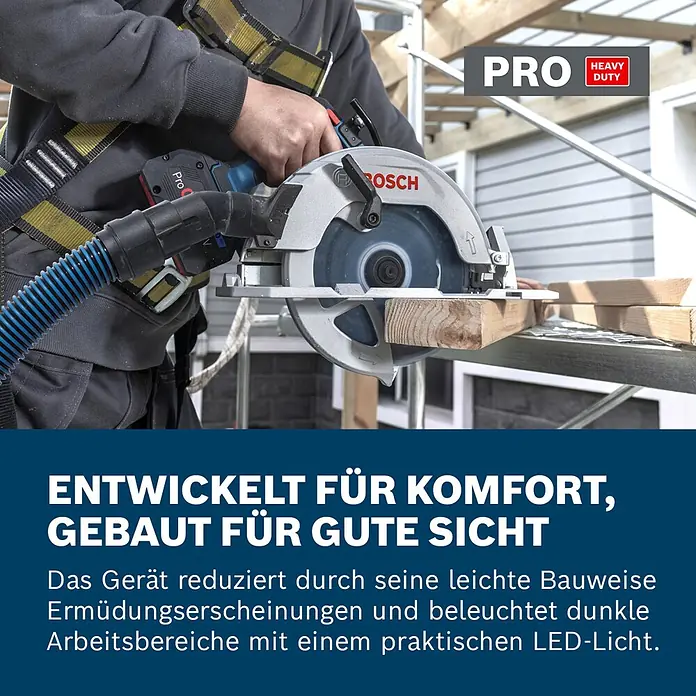 Bosch Professional AMPShare 18V Akku-Handkreissäge GKS 18V-68-2 SOLO - 19 V, Ohne Akku, Durchmesser Sägeblatt: 190 mm, 5.225 U/min - 5.775 U/min - Eine Person sägt Holz mit einer kabellosen Bosch Kreissäge mit Staubschlauch. Die silberne und blaue Säge ist Teil der Bosch „PRO HEAVY DUTY“-Reihe.