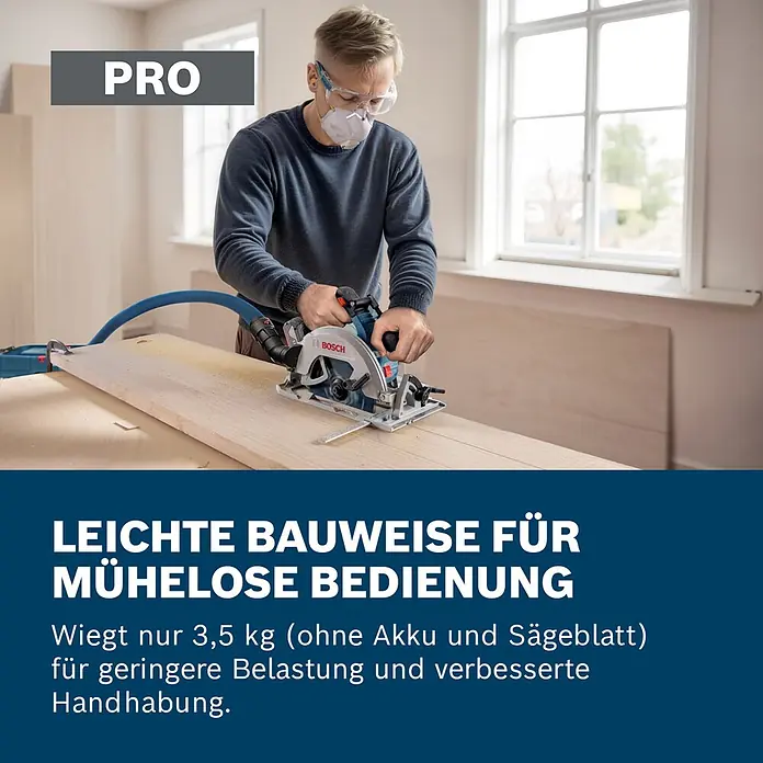 Bosch Professional AMPShare 18V Akku-Handkreissäge GKS 18V-68-2 SOLO - 19 V, Ohne Akku, Durchmesser Sägeblatt: 190 mm, 5.225 U/min - 5.775 U/min - Mann schneidet Holz mit einer blauen Bosch Handkreissäge. Sie ist leicht (3,5 kg ohne Akku/Blatt) für mühelose Bedienung und verbesserte Handhabung.