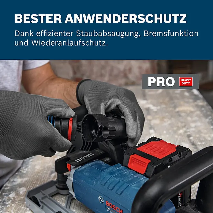 Bosch Professional AMPShare 18V Akku-Mauernutfräse GNF18V-40 - 18 V, Ohne Akku, Durchmesser Schleifscheibe: 150 mm - Hände in grauen Handschuhen schließen einen Staubabsaugschlauch an ein blau-schwarzes Bosch Pro Elektrowerkzeug mit rotem Akku an.