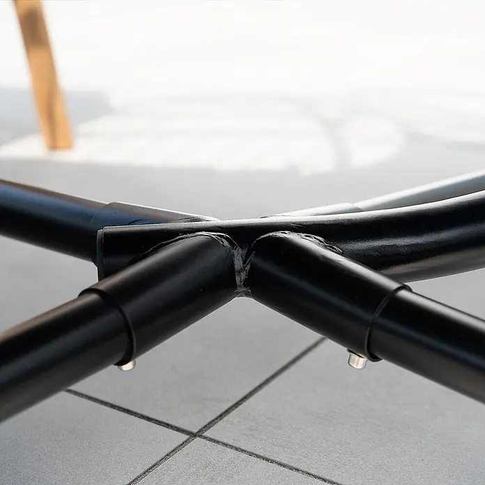 Home Deluxe Hängesessel LOMA 1-Sitzer - Kunststoff, Schwarz - Schwarzer Metallrahmen mit stabiler, geschweißter Mittelverbindung, die Rohrstreben verbindet, teilweise mit verstellbaren Abschnitten und Silberstiften.