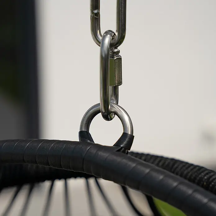 Home Deluxe Hängesessel LOMA 2-Sitzer - Kunststoff, Schwarz - Silberne Metallkette, Karabiner und Ring verbinden sich mit einem schwarzen, strukturierten Rahmen für eine Schaukel oder einen Hängesessel.