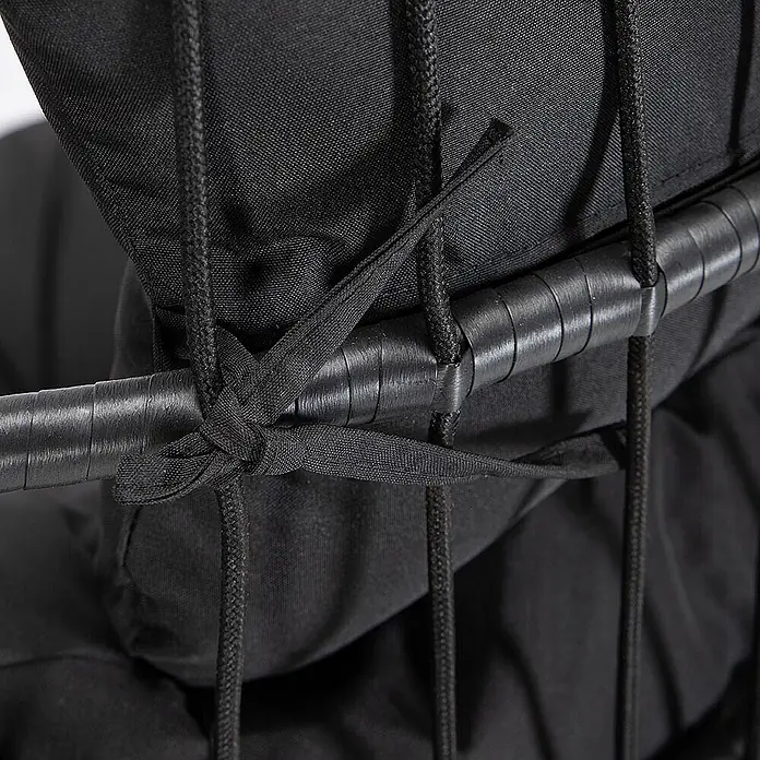 Home Deluxe Hängesessel LOMA 1-Sitzer - Kunststoff, Schwarz - Schwarzes Stoffkissen mit Bändern an einem schwarzen, strukturierten Rahmen mit vertikalen Schnüren befestigt.