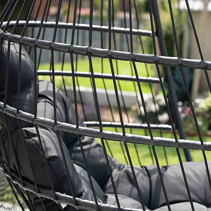 Home Deluxe Hängesessel LOMA 1-Sitzer - Kunststoff, Schwarz - Schwarzer Hängesessel in Eiform mit schwarzen Kissen, im Garten.