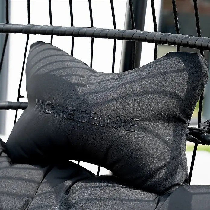 Home Deluxe Hängesessel LOMA 1-Sitzer - Kunststoff, Schwarz - Schwarzes Stoffkissen mit geprägtem „HOME DELUXE“, ruht auf einem gepolsterten Stuhlsitz.