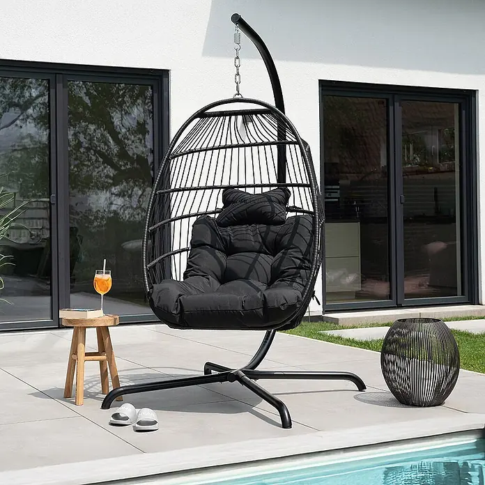 Home Deluxe Hängesessel LOMA 1-Sitzer - Kunststoff, Schwarz - Schwarzer Hängesessel mit plüschigem schwarzem Kissen auf Metallgestell, ideal für Entspannung im Freien.