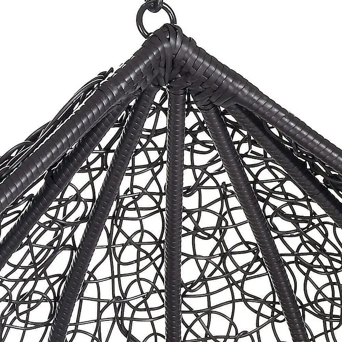 Home Deluxe Hängesessel CIELO Korb - Kunststoff, Grau / Schwarz - Nahaufnahme des oberen Teils eines schwarzen Rattan-Hängesessels mit Metallring, der das Geflecht zeigt.