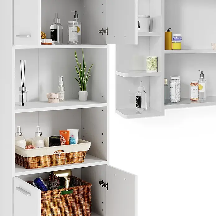 Vicco Badmöbel-Set Maris Weiß 2 Teile, mit Hochschrank und Bad Spiegelschrank - Weiß, Matt - Weißer Badezimmerschrank mit offenen Fächern und geschlossenen Türen, gefüllt mit Pflegeprodukten, Pflanzen und Weidenkörben.