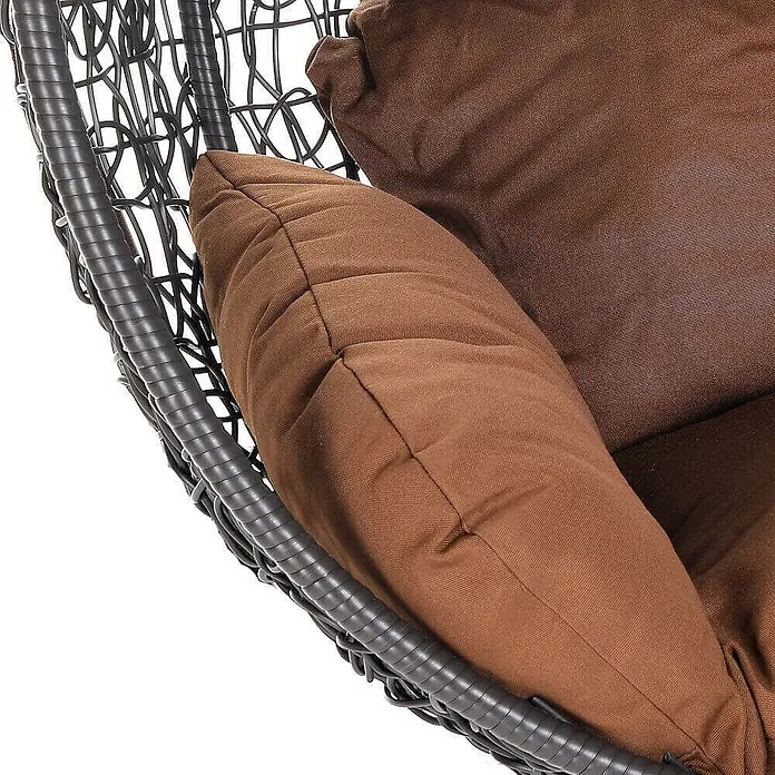 Home Deluxe Hängesessel CIELO Korb - Kunststoff, Grau - Nahaufnahme eines dunkelbraunen Hängesessels mit dicken, bequemen braunen Stoffkissen.