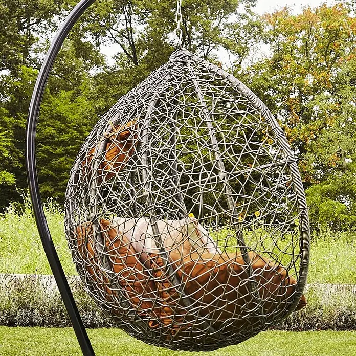 Home Deluxe Hängesessel CIELO - L x B x H: 104 x 104 x 200 cm, Grau - Grauer geflochtener Hänge-Eiersessel mit braunen Kissen.
