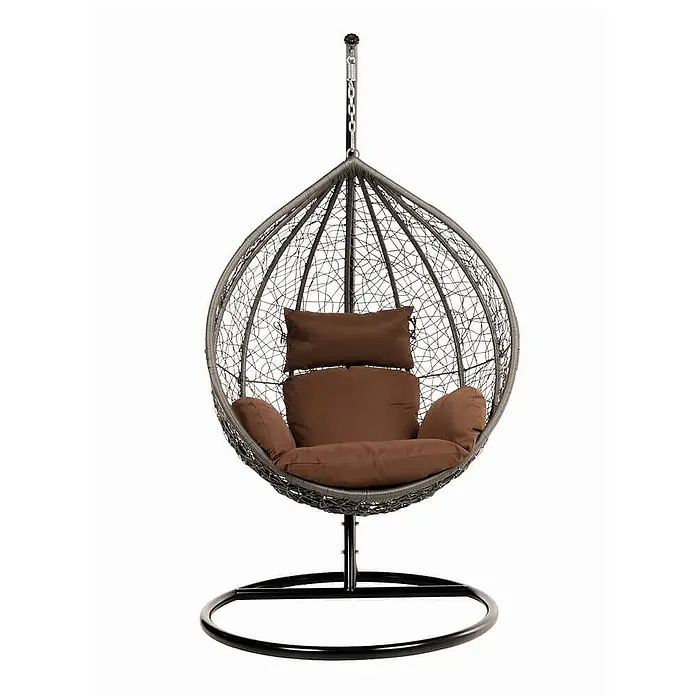 Home Deluxe Hängesessel CIELO - L x B x H: 104 x 104 x 200 cm, Grau - Grauer Rattan-Hängesessel mit braunen Kissen auf einem schwarzen Metallständer.