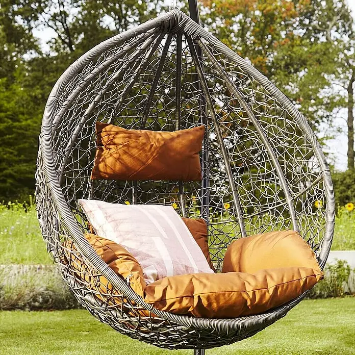 Home Deluxe Hängesessel CIELO - L x B x H: 104 x 104 x 200 cm, Grau - Grauer gewebter Hänge-Ei-Stuhl mit braunen und gestreiften Kissen im Garten.