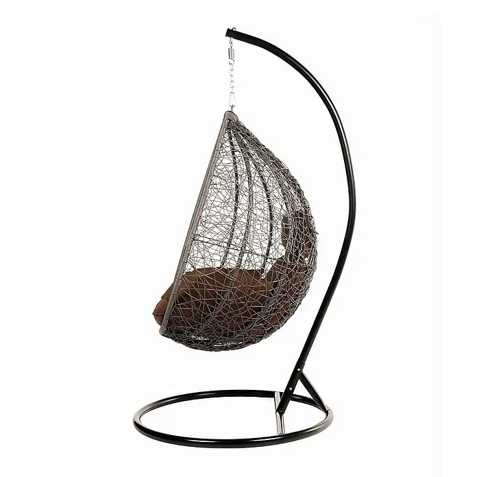 Home Deluxe Hängesessel CIELO - L x B x H: 104 x 104 x 200 cm, Grau - Freistehender Hänge-Eiersessel mit dunkelgrauem Geflecht und braunem Kissen auf schwarzem Metallgestell.