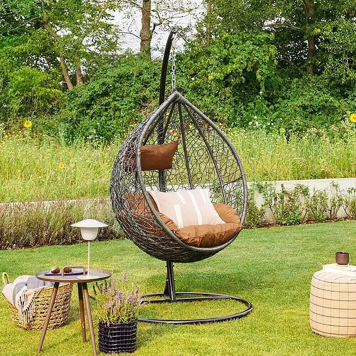 Home Deluxe Hängesessel CIELO - L x B x H: 104 x 104 x 200 cm, Grau - Dunkelgrauer Hänge-Eiersessel mit braunen und gestreiften Kissen und Beistelltisch.