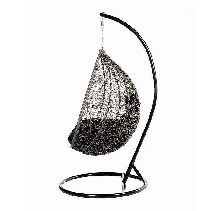 Home Deluxe Hängesessel CIELO - L x B x H: 104 x 104 x 200 cm, Schwarz - Dunkelgrauer Hänge-Eiersessel aus Korbgeflecht mit schwarzem Metallständer und dunklen Kissen.