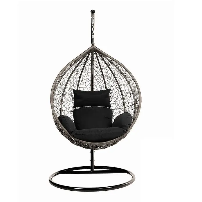 Home Deluxe Hängesessel CIELO - L x B x H: 104 x 104 x 200 cm, Schwarz - Geflochtener grauer Hänge-Eiersessel mit schwarzen Kissen auf schwarzem Standfuß.