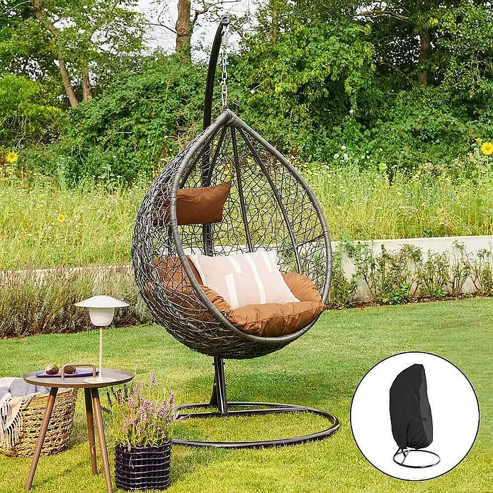 Home Deluxe Hängesessel CIELO inkl. Regenabdeckung - Kunststoff, Grau - Dunkelgrauer Outdoor-Hängesessel mit braunen/beigen Kissen im Garten, mit abgebildeter schwarzer Schutzhülle.
